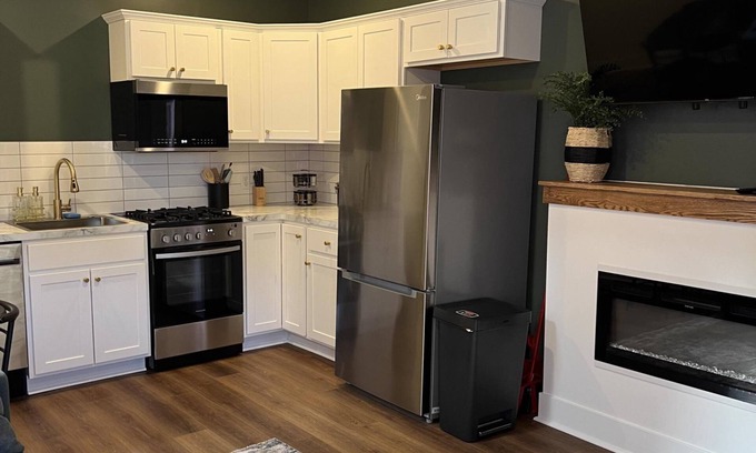 Nelson Apartamento | Urban Queen Apartment at The Victorian, Indoor Fireplace + Washer/Dryer