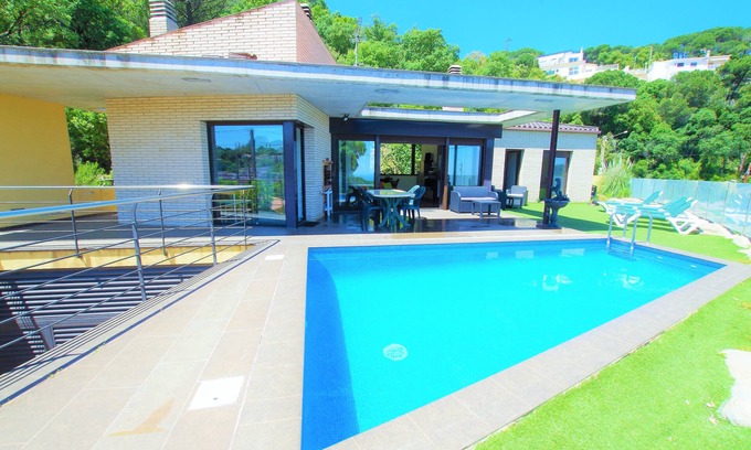 Lloret de Mar Villa | V&V LLORET-Villa Nicole:lujosa villa con piscina privada, barbacoa, 3km playa