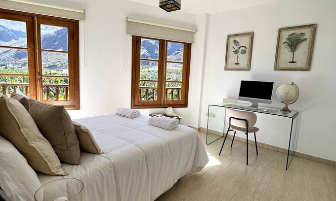 Los Silos Apartamento | Vacation Apartment 'Con Gran Terraza Y Vistas' with Balcony, Wi-Fi and Air Conditioning