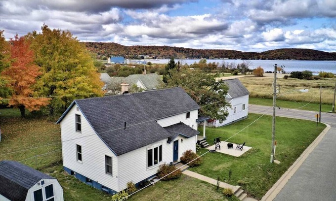 Munising Cabaña | Vacation Cottage overlooking Lake Superior!