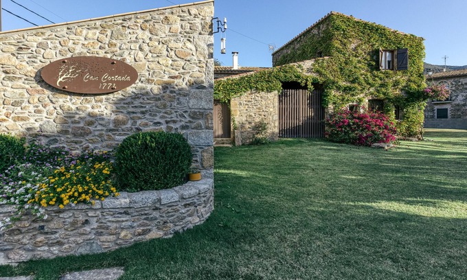 Cantallops Casa | Casa de vacaciones "Can Cortada" con vistas a la montaña, terraza privada y Barbacoa