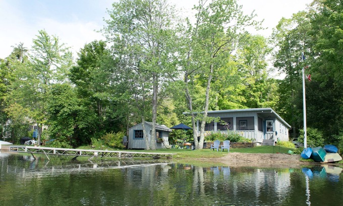 Lenox Dale Cabaña | Alquiler frente al lago en Lenox !! FOLLAJE, tranquilidad, belleza.