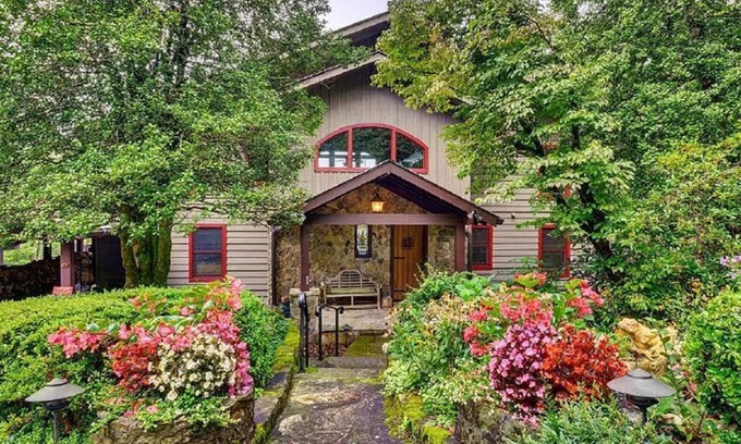 Highlands Casa | Valentine Manor with 3 states views only 5 minutes to town!