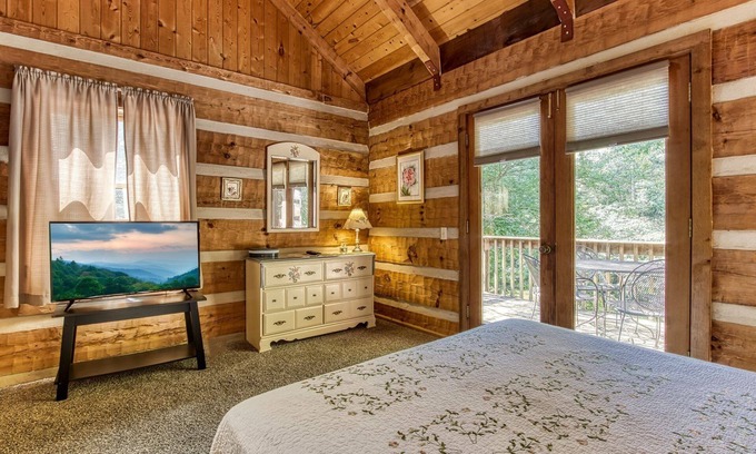 Sevierville Cabina | Valhalla - Private Rustic Getaway 2 Bedroom Cabin by RedAwning