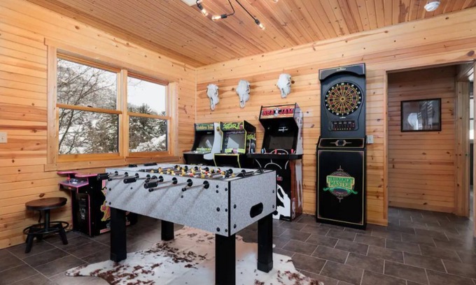 Coon Valley Cabina | Valley Lodge w/Hot Tub & Arcade.