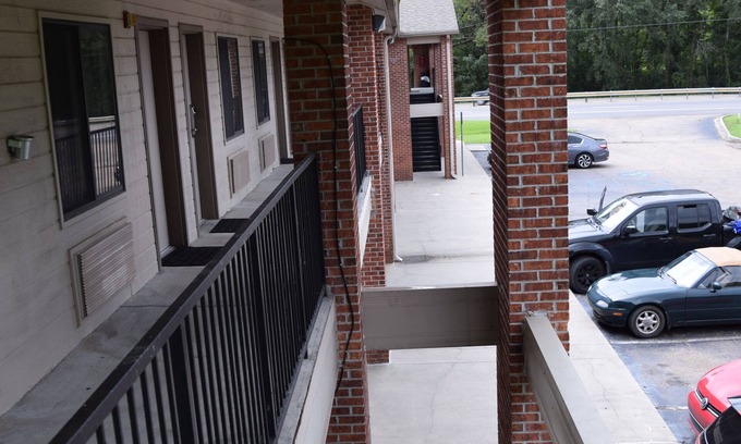 Blanks Hotel | Value Inn Livonia