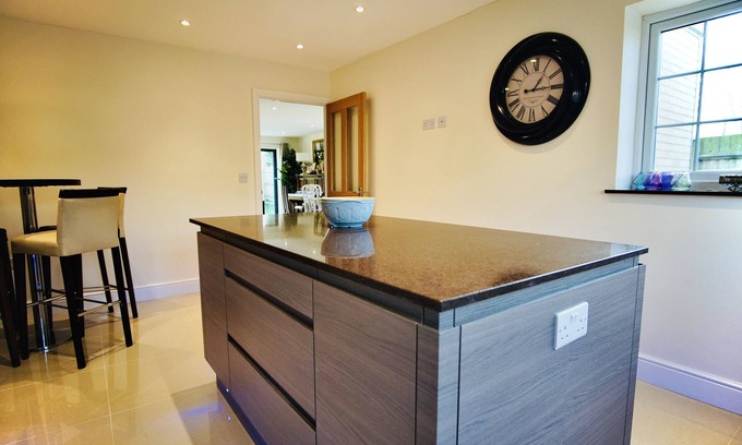 Caversham Casa | Venetia Luxe Cottage - 4 Bed - Near Countryside/Reading Town