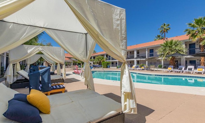 Mesa Apartamento | Venture on Country Club