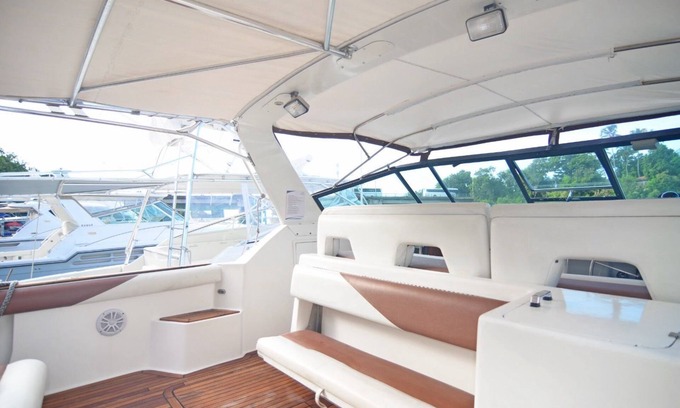 La Romana Alquiler De Eote | Very luxurious accommodation on a boat, room, bathroom and fine wood finishes.