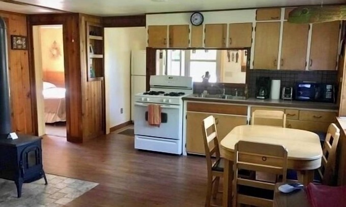 Millersburg Cabaña | Muy aislada, cabaña frente al lago en el lago Ocqueoc