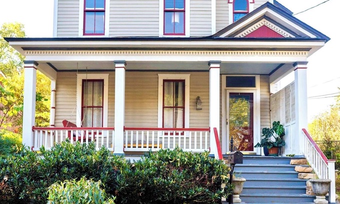 East Point Casa | Victorian 1-bedroom apartment in a house with AC, WiFi in welcoming East Point