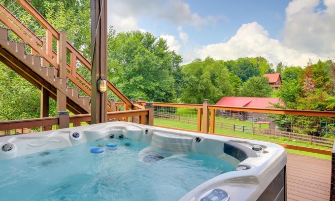 Gatlinburg - Pigeon Forge Casa | Views, Fire Pit and Game Room Smoky Mountain Escape