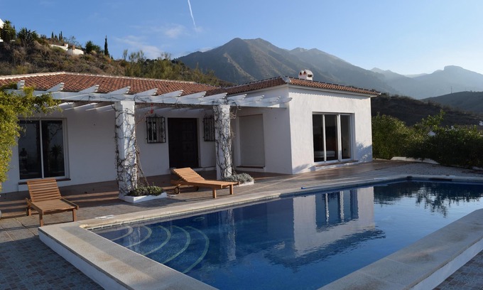 Canillas de Aceituno Villa | Villa (6 + 2) la intimidad, buen acceso, cerca de la S. N. P. Tejada, 20 minutos desde el mar