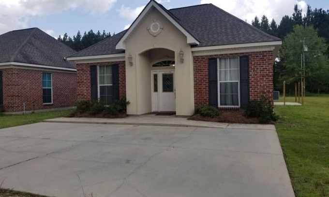 Pine Grove Apartamento | Villa 8, spacious townhouse in Tickfaw, LA