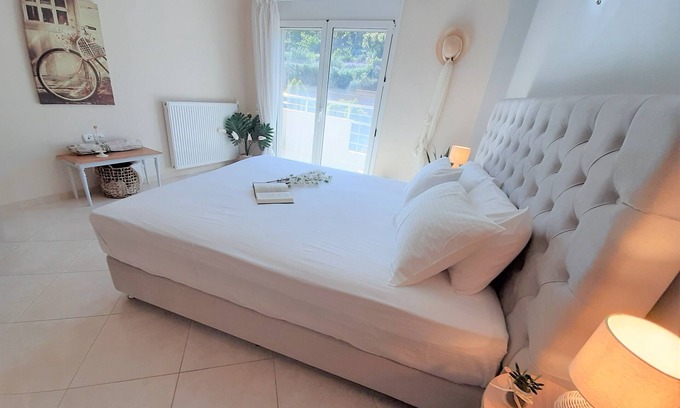 Agía Eiríni Villa | Villa Aeolus con piscina infinita privada y jardín.