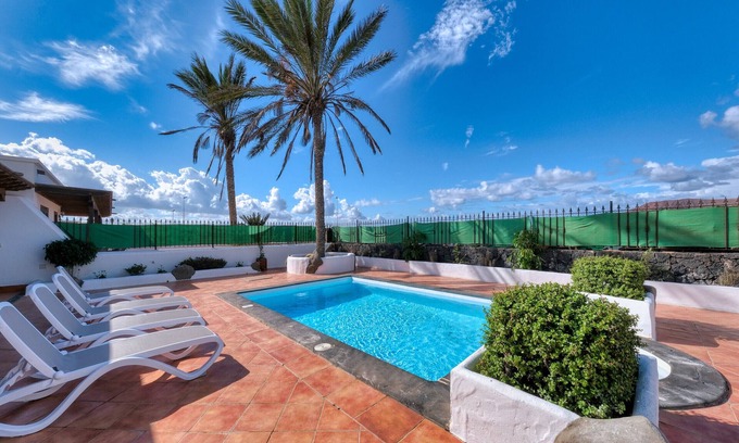 Playa Blanca Chalet De Esquí | Villa Arena Blanca con Piscina Privada y BBQ By Lanzarote Vacation Homes