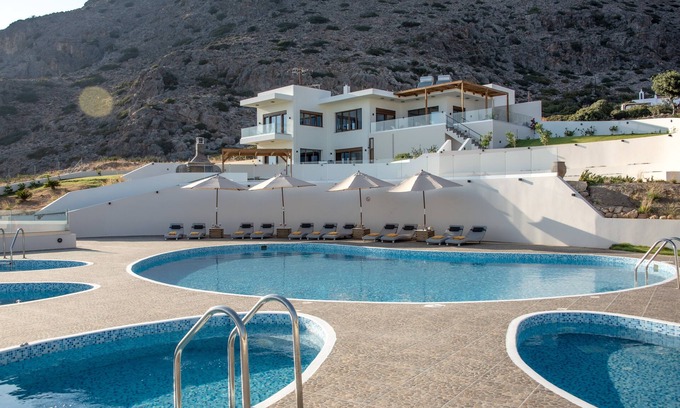 Pefki Villa | Villa Atalandia, una oasi cretense de descanso y luz.