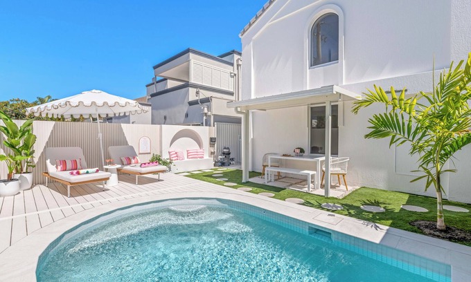 Bundall Villa | Villa Blanca, your private oasis, awaits.