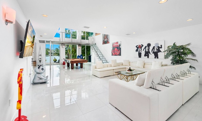 The Roads Villa | Villa Clara Waterfront 6 bedroom home 5 minutes from brickell and south beach