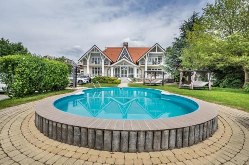 Balatonalmadi Hotel | Villa Clariss Pool & City Center Stay