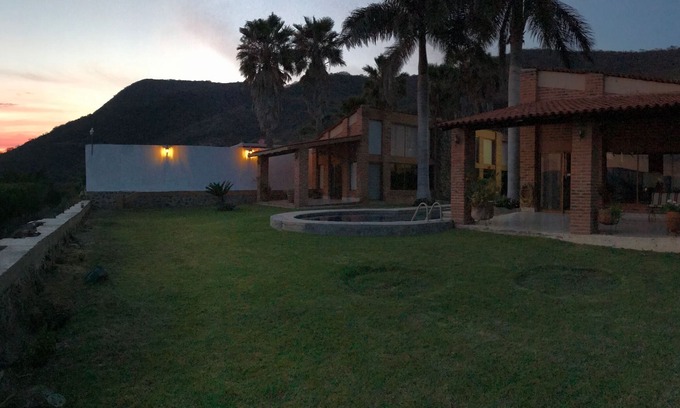 Chantepec Cabaña | villa Colibrí espectacular vista al lago utilizamos 100% energía renovable