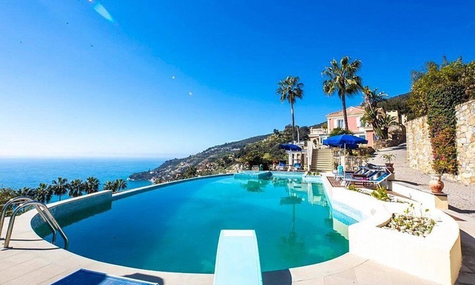 Ospedaletti Villa | Villa Cosmea: A charming and bright three-story villa which faces the sun and the sea, with Free WI-FI.