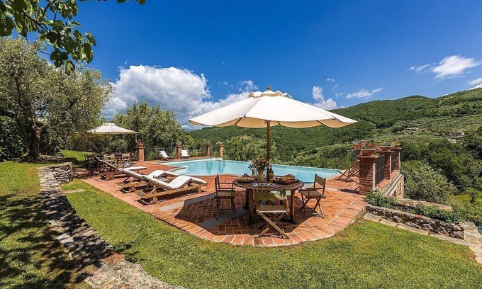 Monsummano Terme Villa | Villa Deliziosa: una antigua granja característica y acogedora en dos plantas rodeada de vegetación.
