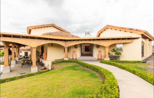 Toro Amarillo Villa | Villa El Retiro Luxury Property