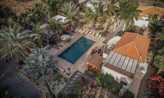 El Pescadero Villa | Oasis tropical privado con piscina de agua salada, exuberantes jardines, minutos de la playa