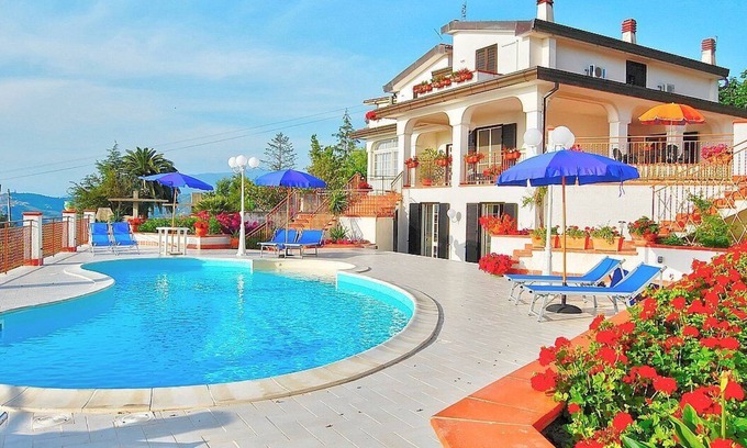 Agropoli Villa | Villa Gioconda: una encantadora villa de tres pisos situada en una colina.