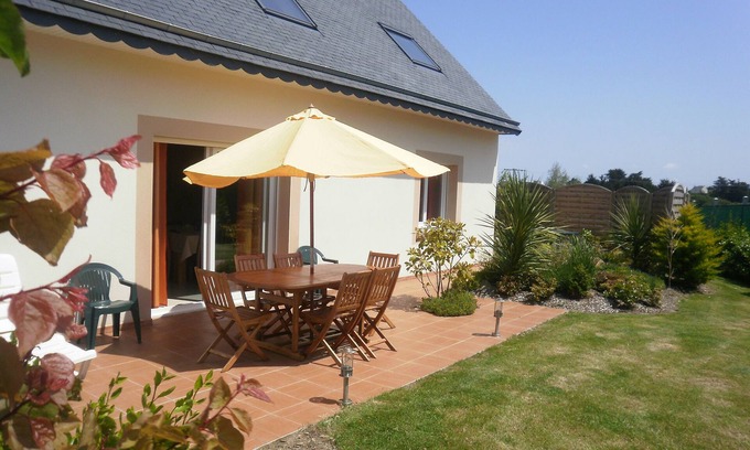 Plougrescant Villa | Villa 'Gite Bord de Mer Jacuzzi' con terraza privada y Wi-Fi