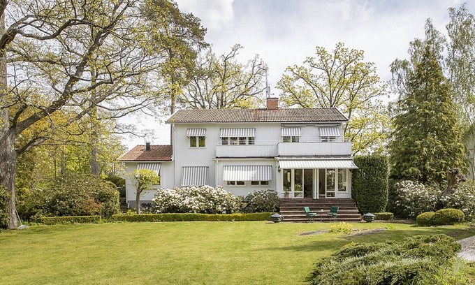 Saltsjobaden Casa | Villa idyll on Solsidan with award-winning park-like garden and lake views!