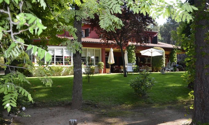 Las Navas Del Marques Villa | Chalet en urbanización de lujo con tenis y piscina en precioso bosque
