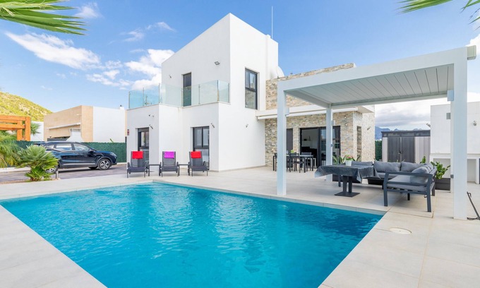 Polop Villa | Villa "Jade Polop" con vistas a la montaña, WiFi, piscina, jardín y terraza