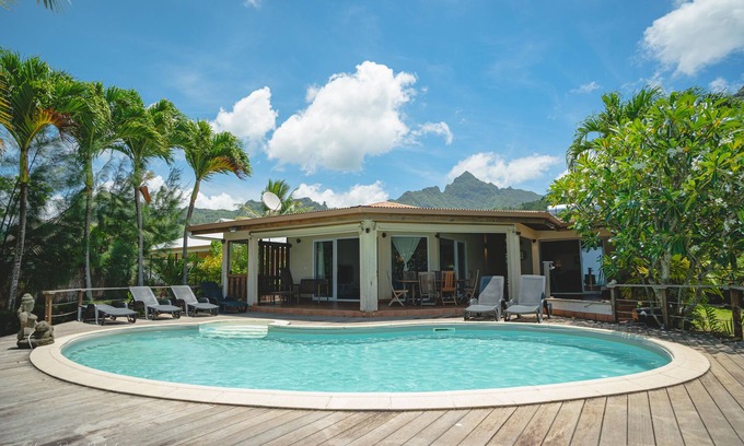 Papeto'ai Villa | Villa Julietta Beach by ENJOY VILLAS MOOREA, villa frente al mar con piscina