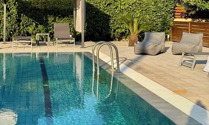 Ixia Villa | Villa Katrin - Exquisita villa con piscina privada de 60m2, estacionamiento y jardín.