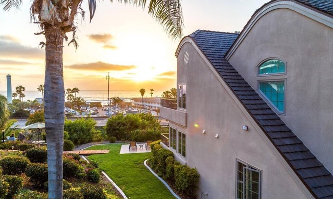 Del Mar Villa | Villa L'Auberge in Del Mar across the street from powerhouse park and beach