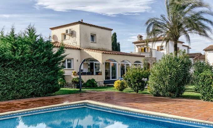 Torroella de Fluvia Villa | Villa 'La Haya' con piscina compartida, Wi-Fi y aire acondicionado