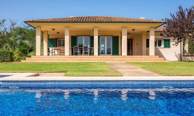 Puerto de Pollensa Villa | Villa 'La Vinya del Beato 1950' con vistas a la montaña, piscina privada y jardín