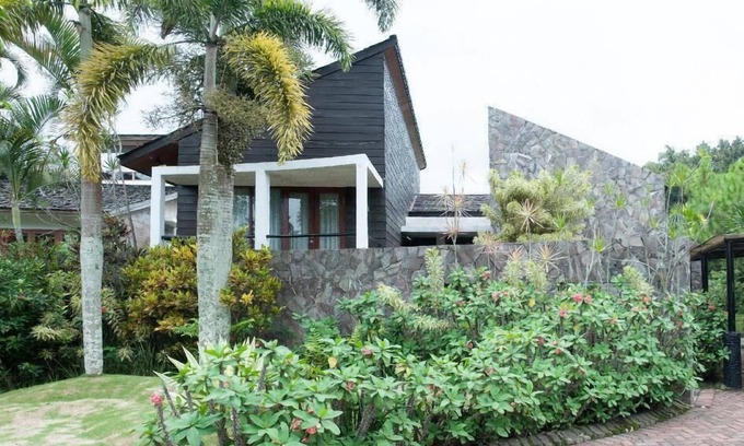 Oro Oro Ombo Villa | Villa Lovender Klub Bunga A14