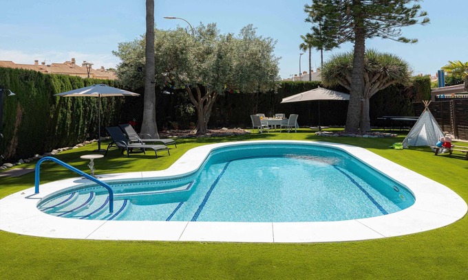 Torre de Benagalbon Villa | Villa 'Málaga Beach - Golf' con piscina privada, Wi-Fi y aire acondicionado