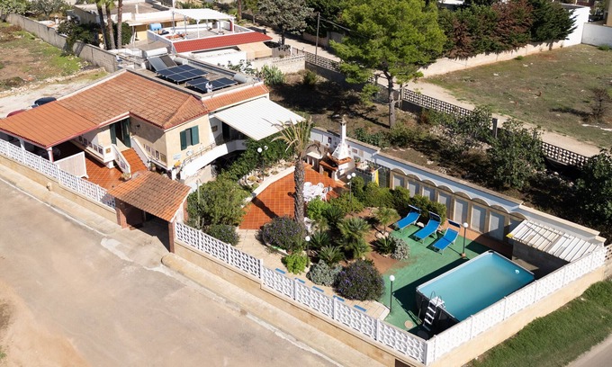 Scala di Furno Villa | Villa 'Malva House In Con Piscina' con piscina compartida, Wi-Fi y aire acondicionado.