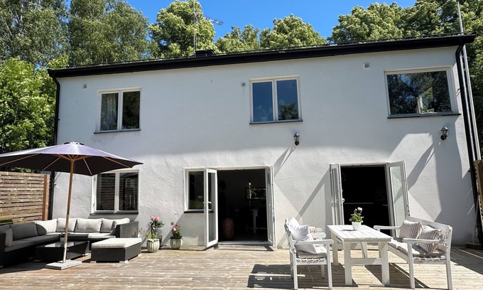 Nasbypark Casa | Villa med perfekt läge - bo nära havet, butiker och nå Stockholm city på 20 min.