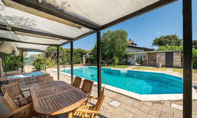 S'oru e Mari Casa | Villa 'Noemi' with Shared Pool, Wi-Fi and Air Conditioning