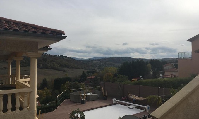 Saint-Genest-Lerpt Villa | VILLA PISCINE