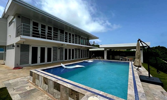 Camino Nuevo Casa | "VILLA PLAYERA" Villa con vista al mar con piscina privada en una playa aislada.