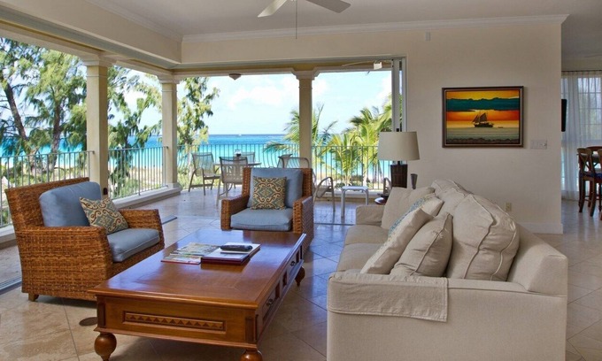 Grace Bay Condominio | Villa 201 3 dormitorios, 3 baños frente al mar, segundo piso (para 6-7)