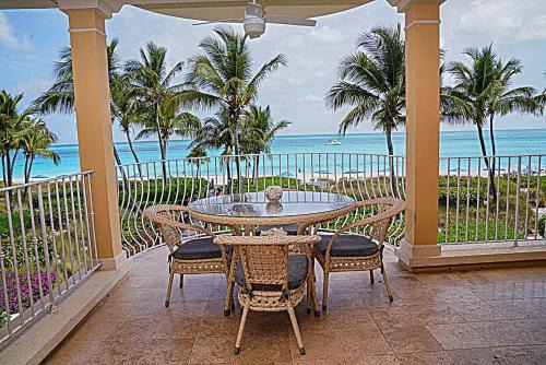 Grace Bay Apartamento | Villa Renaissance Unit 205 Grace Bay Beach