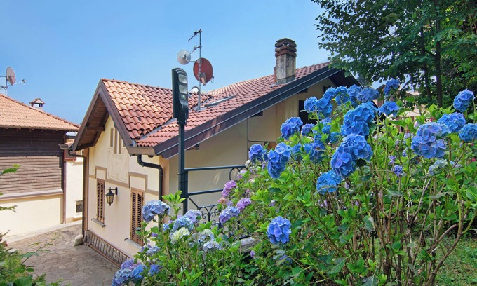 Lanzo d'Intelvi Villa | Villa 'Residenza Ai Noci' con vistas a la montaña, terraza privada y Wi-Fi