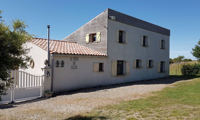 Velieux Villa | Villa Retreat con piscina y mascotas